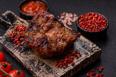 Domuz göğsü bifteği, ızgara fileto, sağlıklı yemek, öğle yemeği. Tasarımın için yemek arkaplanı olarak domuz bifteği