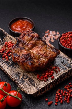 Domuz göğsü bifteği, ızgara fileto, sağlıklı yemek, öğle yemeği. Tasarımın için yemek arkaplanı olarak domuz bifteği