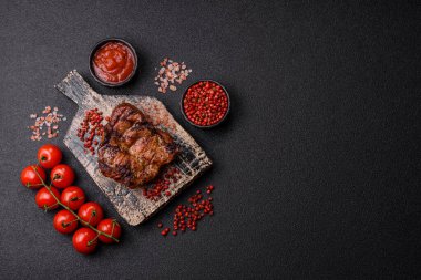 Domuz göğsü bifteği, ızgara fileto, sağlıklı yemek, öğle yemeği. Tasarımın için yemek arkaplanı olarak domuz bifteği
