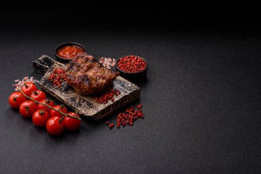 Domuz göğsü bifteği, ızgara fileto, sağlıklı yemek, öğle yemeği. Tasarımın için yemek arkaplanı olarak domuz bifteği