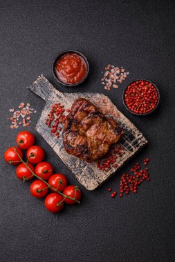 Domuz göğsü bifteği, ızgara fileto, sağlıklı yemek, öğle yemeği. Tasarımın için yemek arkaplanı olarak domuz bifteği