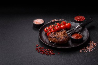 Domuz göğsü bifteği, ızgara fileto, sağlıklı yemek, öğle yemeği. Tasarımın için yemek arkaplanı olarak domuz bifteği