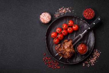 Domuz göğsü bifteği, ızgara fileto, sağlıklı yemek, öğle yemeği. Tasarımın için yemek arkaplanı olarak domuz bifteği