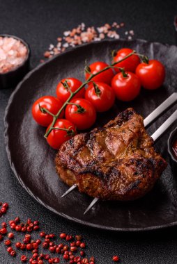 Domuz göğsü bifteği, ızgara fileto, sağlıklı yemek, öğle yemeği. Tasarımın için yemek arkaplanı olarak domuz bifteği