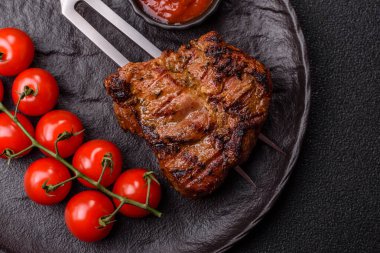 Domuz göğsü bifteği, ızgara fileto, sağlıklı yemek, öğle yemeği. Tasarımın için yemek arkaplanı olarak domuz bifteği