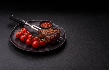 Domuz göğsü bifteği, ızgara fileto, sağlıklı yemek, öğle yemeği. Tasarımın için yemek arkaplanı olarak domuz bifteği