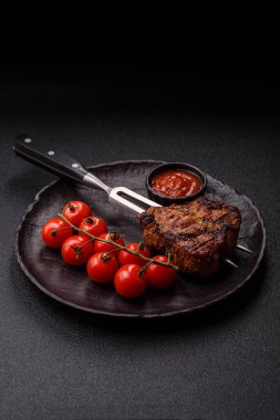 Domuz göğsü bifteği, ızgara fileto, sağlıklı yemek, öğle yemeği. Tasarımın için yemek arkaplanı olarak domuz bifteği