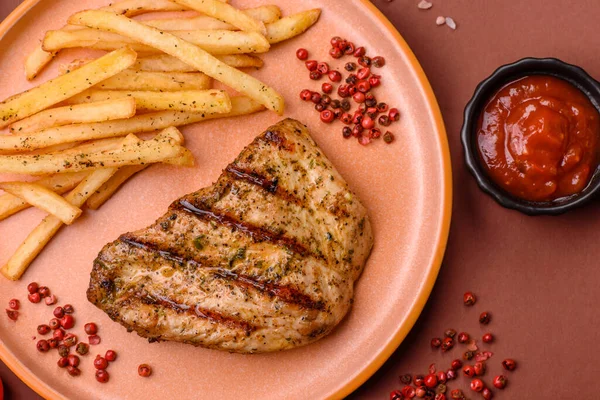 Tavuk göğsü bifteği, ızgara tavuk fileto, sağlıklı yemek, öğle yemeği. Tasarımınız için arka planda tavuk bifteği