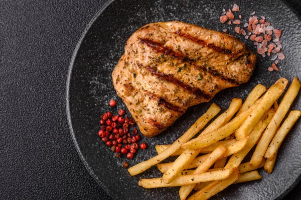 Tavuk göğsü bifteği, ızgara tavuk fileto, sağlıklı yemek, öğle yemeği. Tasarımınız için arka planda tavuk bifteği