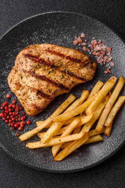 Tavuk göğsü bifteği, ızgara tavuk fileto, sağlıklı yemek, öğle yemeği. Tasarımınız için arka planda tavuk bifteği