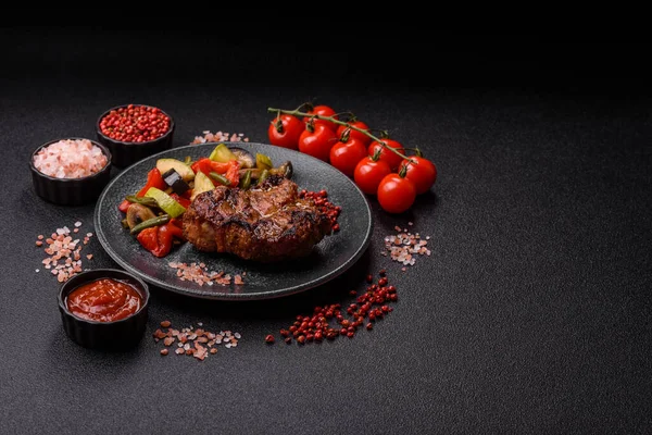 Domuz göğsü bifteği, ızgara fileto, sağlıklı yemek, öğle yemeği. Tasarımın için yemek arkaplanı olarak domuz bifteği