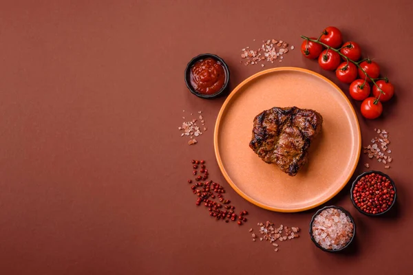 Domuz göğsü bifteği, ızgara fileto, sağlıklı yemek, öğle yemeği. Tasarımın için yemek arkaplanı olarak domuz bifteği