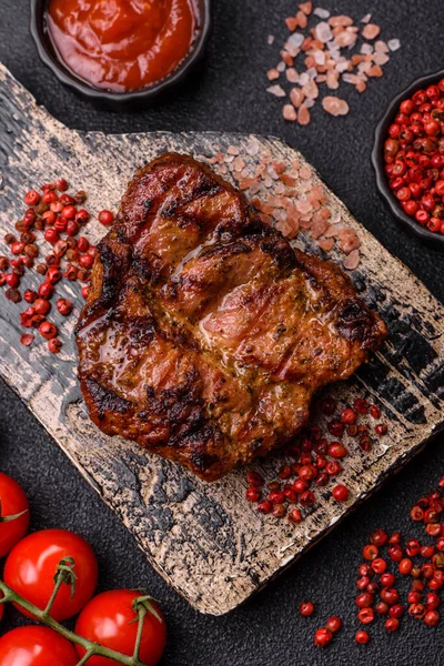 Domuz göğsü bifteği, ızgara fileto, sağlıklı yemek, öğle yemeği. Tasarımın için yemek arkaplanı olarak domuz bifteği