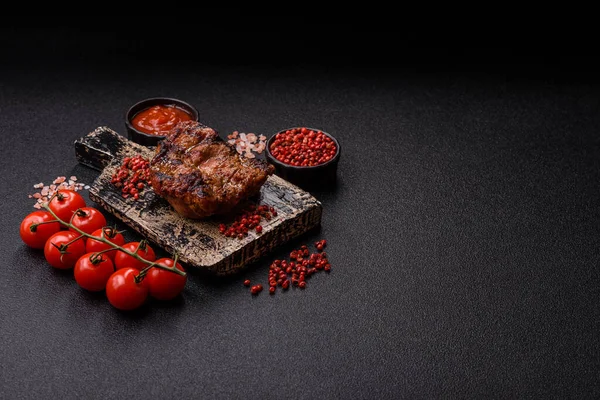 Domuz göğsü bifteği, ızgara fileto, sağlıklı yemek, öğle yemeği. Tasarımın için yemek arkaplanı olarak domuz bifteği