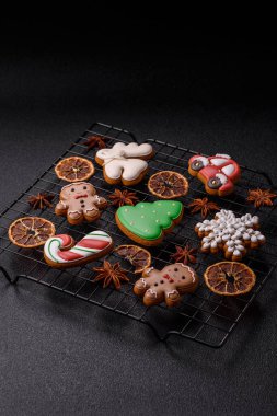 Noel kurabiyeleri kış tatili için ev dekorasyonu olarak kullanılıyor. Yılbaşı zencefilli ekmeği tasarımınız için bir duvar kağıdı olarak