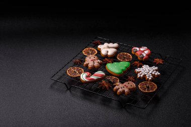 Noel kurabiyeleri kış tatili için ev dekorasyonu olarak kullanılıyor. Yılbaşı zencefilli ekmeği tasarımınız için bir duvar kağıdı olarak