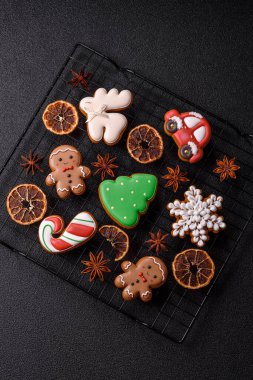 Noel kurabiyeleri kış tatili için ev dekorasyonu olarak kullanılıyor. Yılbaşı zencefilli ekmeği tasarımınız için bir duvar kağıdı olarak