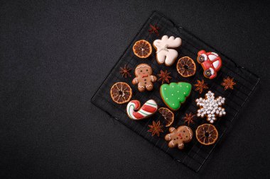 Noel kurabiyeleri kış tatili için ev dekorasyonu olarak kullanılıyor. Yılbaşı zencefilli ekmeği tasarımınız için bir duvar kağıdı olarak