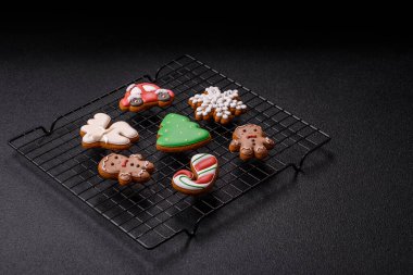 Noel kurabiyeleri kış tatili için ev dekorasyonu olarak kullanılıyor. Yılbaşı zencefilli ekmeği tasarımınız için bir duvar kağıdı olarak