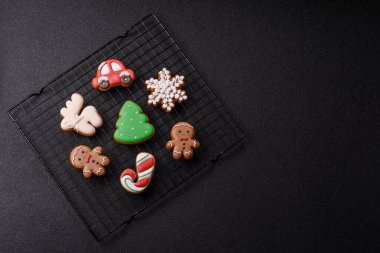 Noel kurabiyeleri kış tatili için ev dekorasyonu olarak kullanılıyor. Yılbaşı zencefilli ekmeği tasarımınız için bir duvar kağıdı olarak
