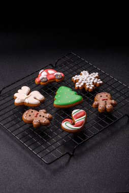 Noel kurabiyeleri kış tatili için ev dekorasyonu olarak kullanılıyor. Yılbaşı zencefilli ekmeği tasarımınız için bir duvar kağıdı olarak