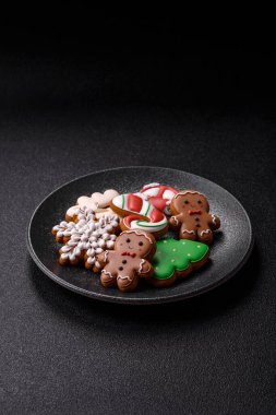 Noel kurabiyeleri kış tatili için ev dekorasyonu olarak kullanılıyor. Yılbaşı zencefilli ekmeği tasarımınız için bir duvar kağıdı olarak