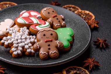 Noel kurabiyeleri kış tatili için ev dekorasyonu olarak kullanılıyor. Yılbaşı zencefilli ekmeği tasarımınız için bir duvar kağıdı olarak