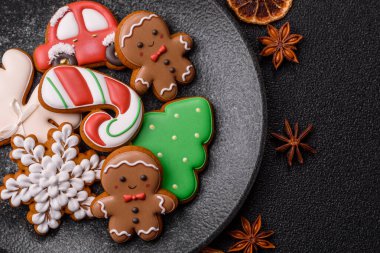 Noel kurabiyeleri kış tatili için ev dekorasyonu olarak kullanılıyor. Yılbaşı zencefilli ekmeği tasarımınız için bir duvar kağıdı olarak