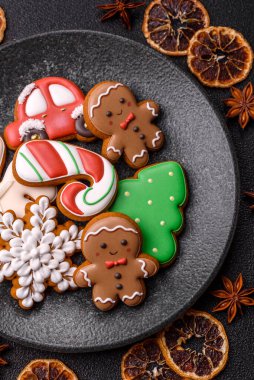 Noel kurabiyeleri kış tatili için ev dekorasyonu olarak kullanılıyor. Yılbaşı zencefilli ekmeği tasarımınız için bir duvar kağıdı olarak