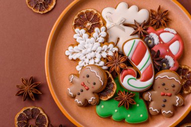 Noel kurabiyeleri kış tatili için ev dekorasyonu olarak kullanılıyor. Yılbaşı zencefilli ekmeği tasarımınız için bir duvar kağıdı olarak