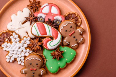 Noel kurabiyeleri kış tatili için ev dekorasyonu olarak kullanılıyor. Yılbaşı zencefilli ekmeği tasarımınız için bir duvar kağıdı olarak