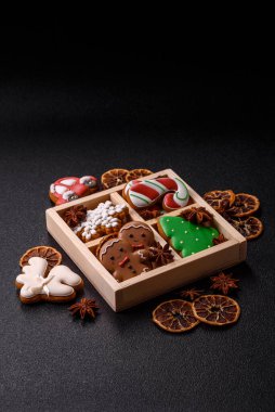 Noel kurabiyeleri kış tatili için ev dekorasyonu olarak kullanılıyor. Yılbaşı zencefilli ekmeği tasarımınız için bir duvar kağıdı olarak