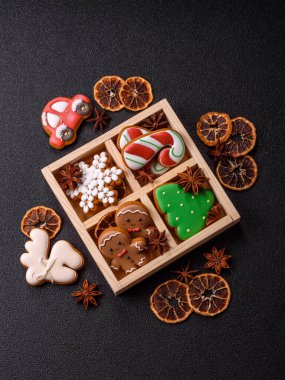 Noel kurabiyeleri kış tatili için ev dekorasyonu olarak kullanılıyor. Yılbaşı zencefilli ekmeği tasarımınız için bir duvar kağıdı olarak