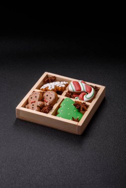 Noel kurabiyeleri kış tatili için ev dekorasyonu olarak kullanılıyor. Yılbaşı zencefilli ekmeği tasarımınız için bir duvar kağıdı olarak