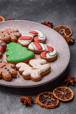 Noel kurabiyeleri kış tatili için ev dekorasyonu olarak kullanılıyor. Yılbaşı zencefilli ekmeği tasarımınız için bir duvar kağıdı olarak