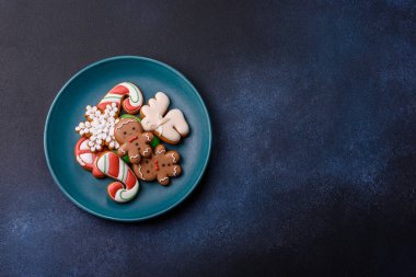 Noel kurabiyeleri kış tatili için ev dekorasyonu olarak kullanılıyor. Yılbaşı zencefilli ekmeği tasarımınız için bir duvar kağıdı olarak