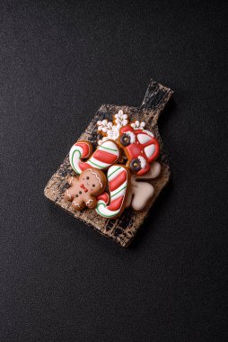 Noel kurabiyeleri kış tatili için ev dekorasyonu olarak kullanılıyor. Yılbaşı zencefilli ekmeği tasarımınız için bir duvar kağıdı olarak