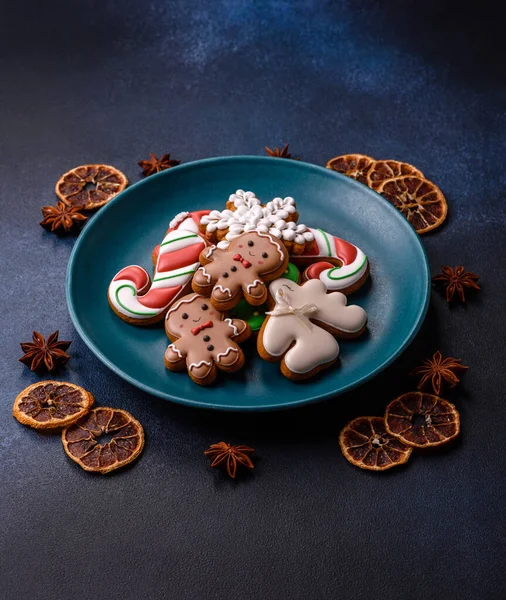 Noel kurabiyeleri kış tatili için ev dekorasyonu olarak kullanılıyor. Yılbaşı zencefilli ekmeği tasarımınız için bir duvar kağıdı olarak