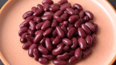 Sağlıklı ya da vejetaryen yemek pişirmek için konserve fasulye konservesi. Tasarımın için arka plan olarak konserve fasulye