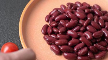 Sağlıklı ya da vejetaryen yemek pişirmek için konserve fasulye konservesi. Tasarımın için arka plan olarak konserve fasulye