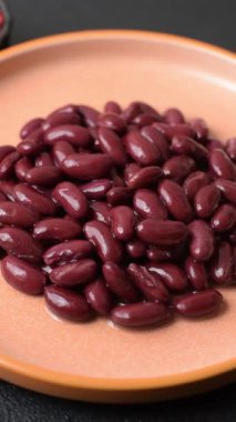 Sağlıklı ya da vejetaryen yemek pişirmek için konserve fasulye konservesi. Tasarımın için arka plan olarak konserve fasulye