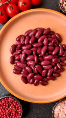 Sağlıklı ya da vejetaryen yemek pişirmek için konserve fasulye konservesi. Tasarımın için arka plan olarak konserve fasulye