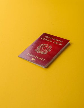 Seyahat, uçmak ve iş yapmak için İtalya pasaportu. İtalyanca belge, sınırı geçmek için kimlik