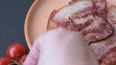 Lezzetli bir İngiliz kahvaltısının malzemesi olarak kızarmış domuz pastırması. Tasarımın için arka plan olarak kızarmış pastırma parçaları.