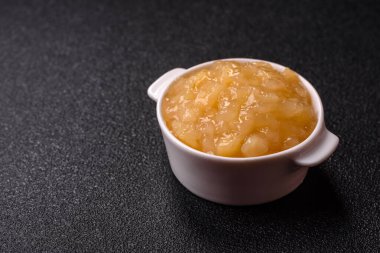 Elma sosu, bebek maması, tatlı için konserve malzeme. Tasarımınız için yemek arkaplanı olarak elma sosu