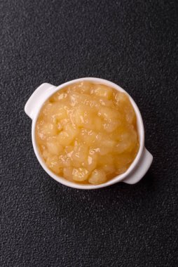 Elma sosu, bebek maması, tatlı için konserve malzeme. Tasarımınız için yemek arkaplanı olarak elma sosu