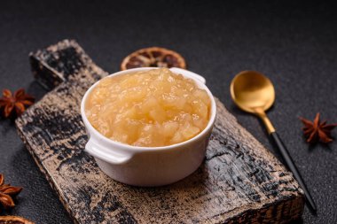 Elma sosu, bebek maması, tatlı için konserve malzeme. Tasarımınız için yemek arkaplanı olarak elma sosu