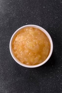 Elma sosu, bebek maması, tatlı için konserve malzeme. Tasarımınız için yemek arkaplanı olarak elma sosu