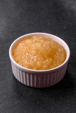 Elma sosu, bebek maması, tatlı için konserve malzeme. Tasarımınız için yemek arkaplanı olarak elma sosu