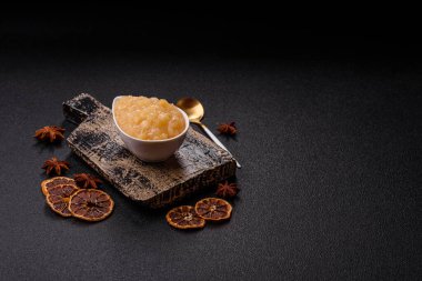 Elma sosu, bebek maması, tatlı için konserve malzeme. Tasarımınız için yemek arkaplanı olarak elma sosu